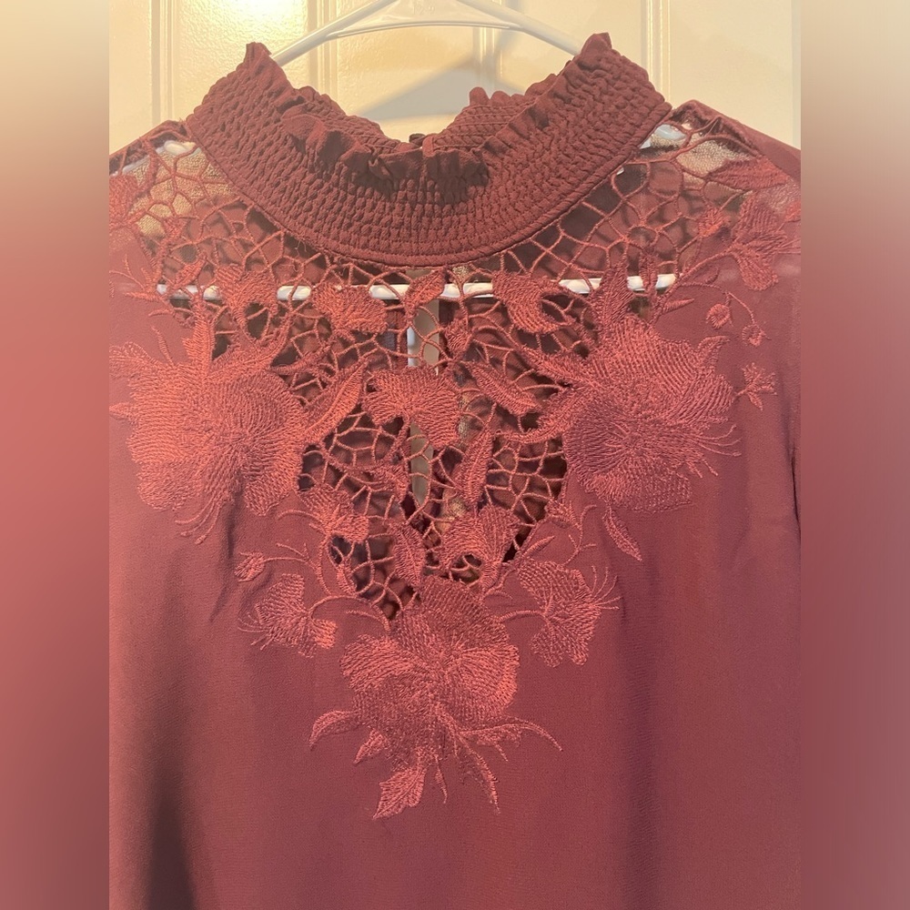 ASTR THE LABEL Women's Claire Embroidered Woven Blouse Wine Color Sz M Long Sl - Picture 3 of 10